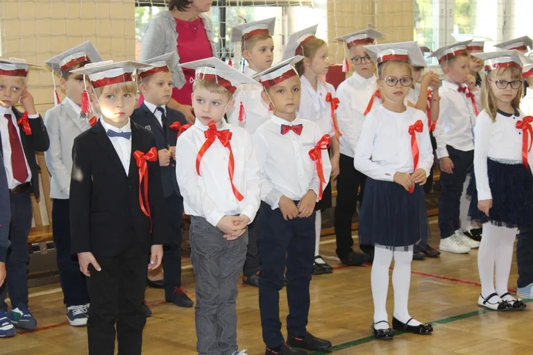 Ślubowanie pierwszaków w ostrowskiej "jedynce" (zdjęcia)