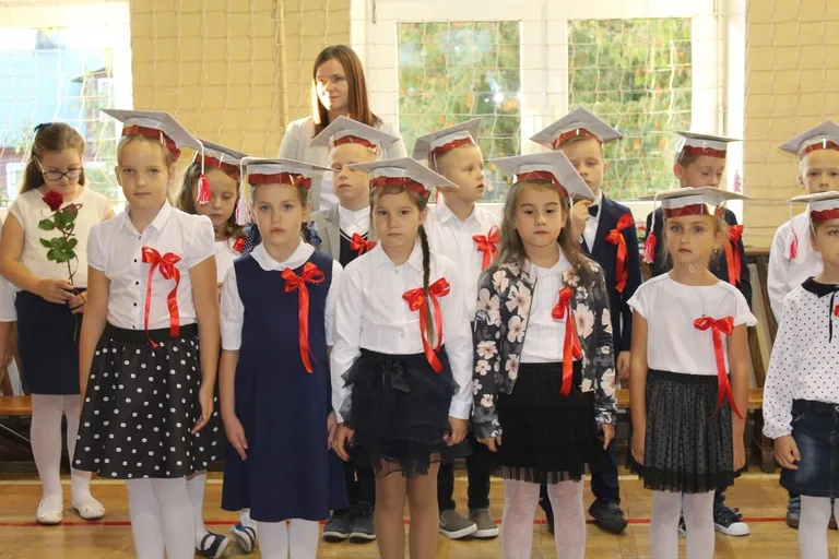 Ślubowanie pierwszaków w ostrowskiej "jedynce" (zdjęcia)