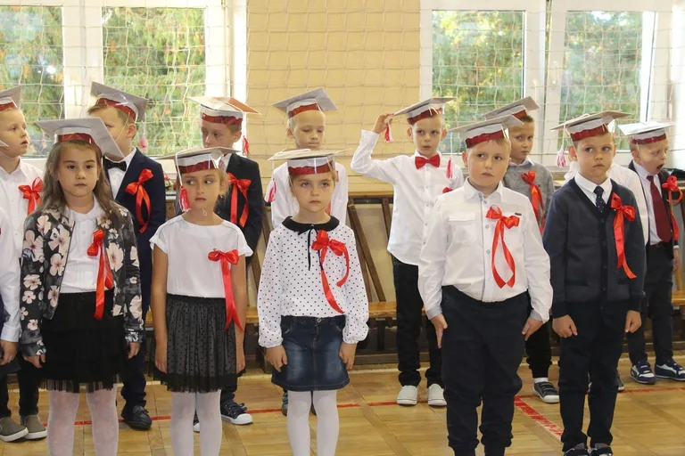 Ślubowanie pierwszaków w ostrowskiej "jedynce" (zdjęcia)