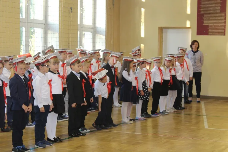 Ślubowanie pierwszaków w ostrowskiej "jedynce" (zdjęcia)