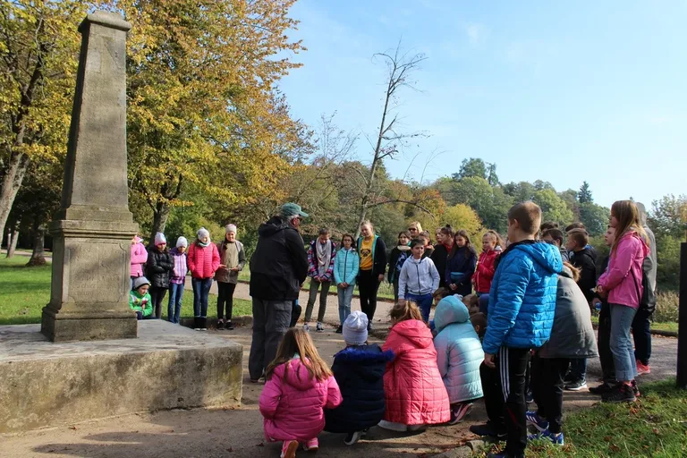Uczniowie klas piątych na wycieczce w Białowieży (zdjęcia)