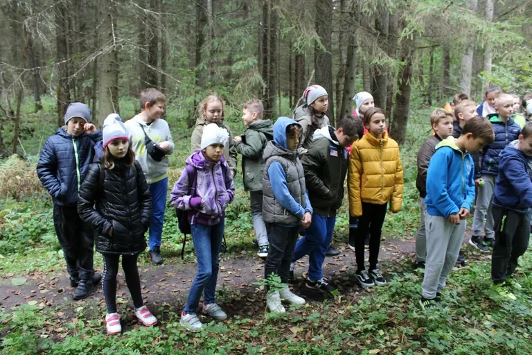 Uczniowie klas piątych na wycieczce w Białowieży (zdjęcia)