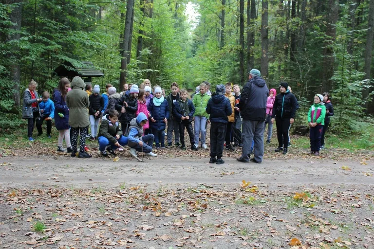 Uczniowie klas piątych na wycieczce w Białowieży (zdjęcia)