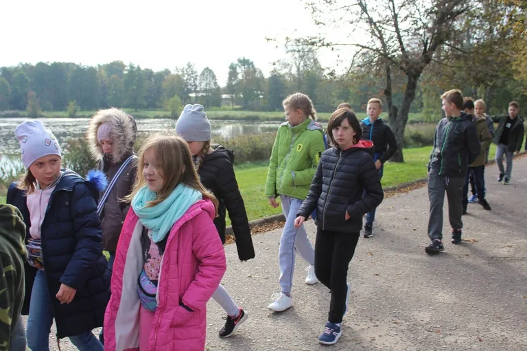 Uczniowie klas piątych na wycieczce w Białowieży (zdjęcia)