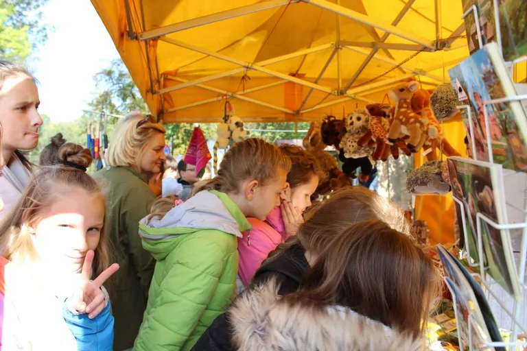 Uczniowie klas piątych na wycieczce w Białowieży (zdjęcia)