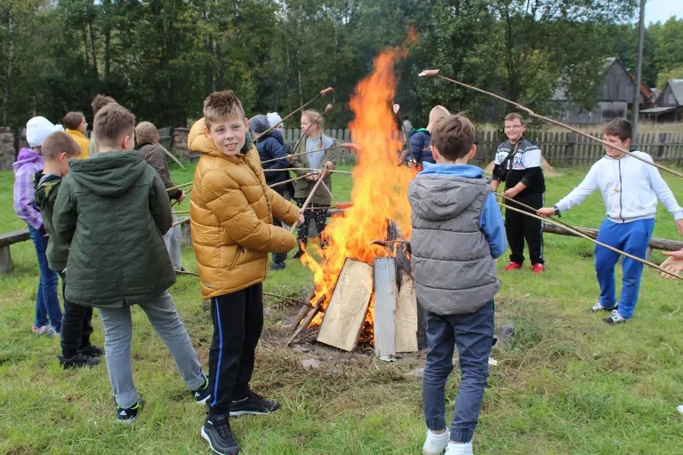 Uczniowie klas piątych na wycieczce w Białowieży (zdjęcia)