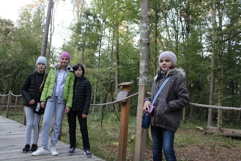 Uczniowie klas piątych na wycieczce w Białowieży (zdjęcia)