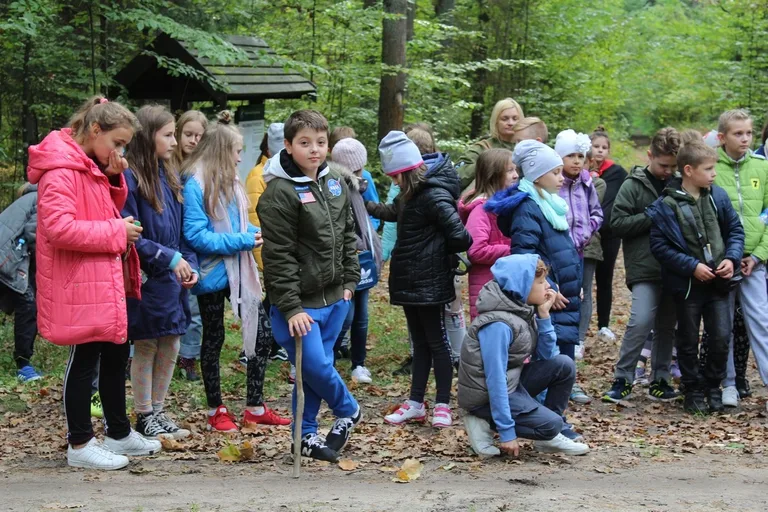 Uczniowie klas piątych na wycieczce w Białowieży (zdjęcia)