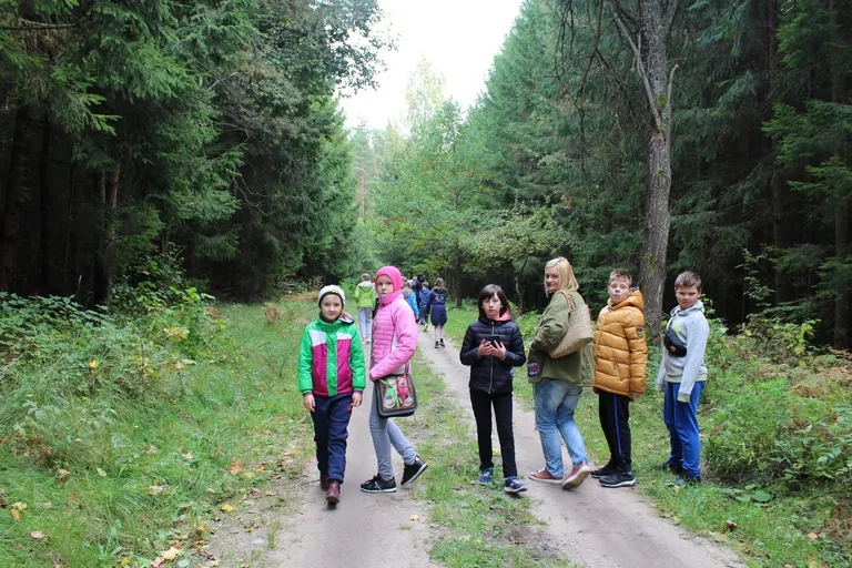 Uczniowie klas piątych na wycieczce w Białowieży (zdjęcia)
