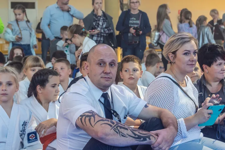 Setki karateków na macie (zdjęcia, wideo)