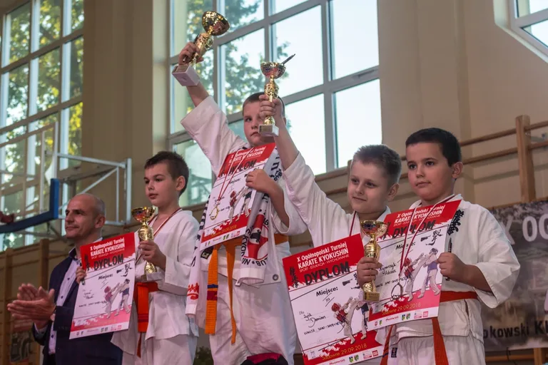 Setki karateków na macie (zdjęcia, wideo)