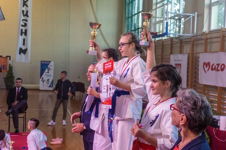 Setki karateków na macie (zdjęcia, wideo)