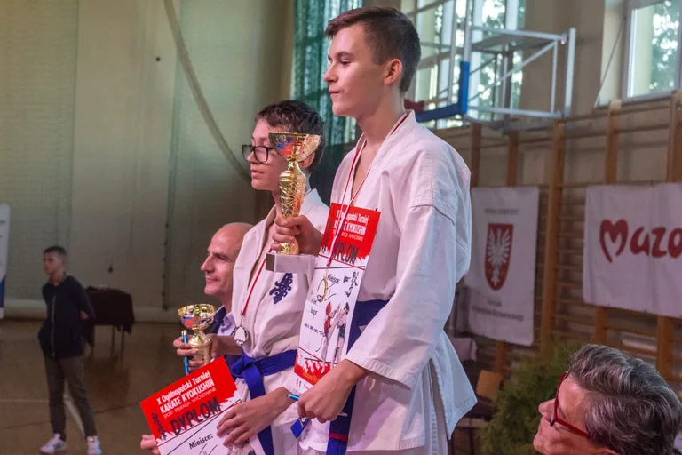 Setki karateków na macie (zdjęcia, wideo)