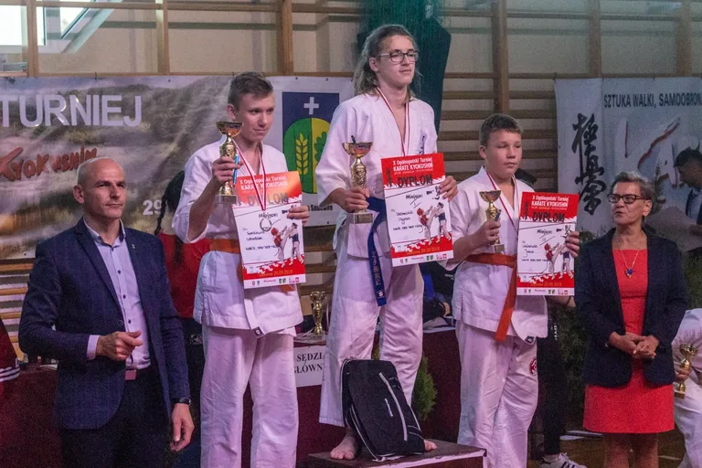 Setki karateków na macie (zdjęcia, wideo)