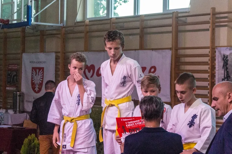 Setki karateków na macie (zdjęcia, wideo)
