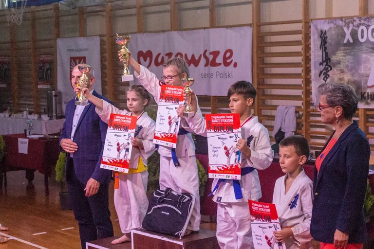 Setki karateków na macie (zdjęcia, wideo)