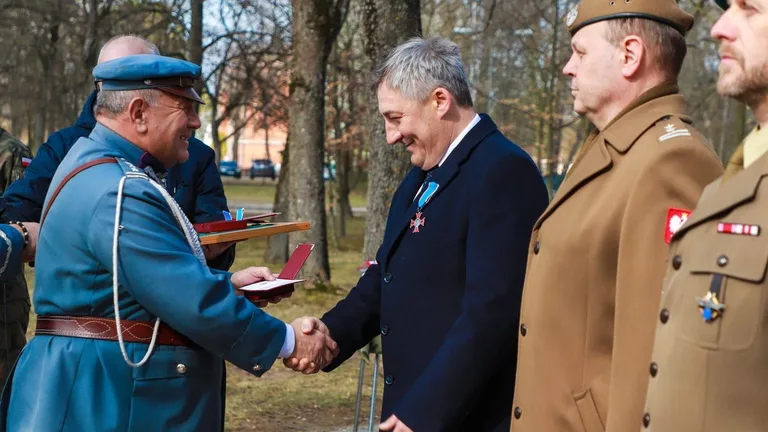 Uroczystość w Komorowie ku czci Józefa Piłsudskiego. Wręczono medale i odznaczenia (zdjęcia, wideo)