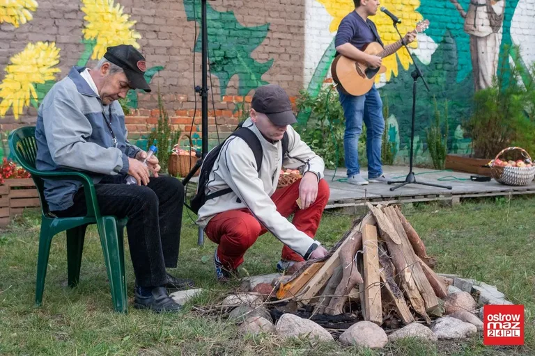 Muzycznie na Skwerku Obfitości. Grupa sąsiedzka zacieśnia więzi (zdjęcia, wideo)