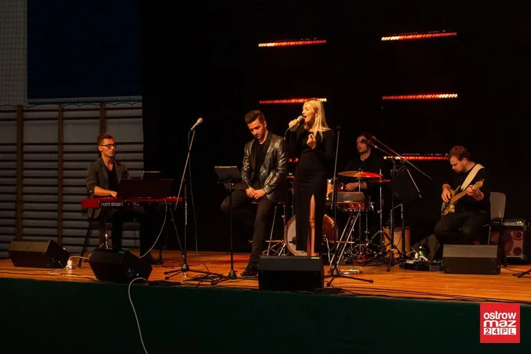 Piękna Basia Kurdej-Szatan zaśpiewała w Ostrowi Mazowieckiej (zdjęcia, wideo)