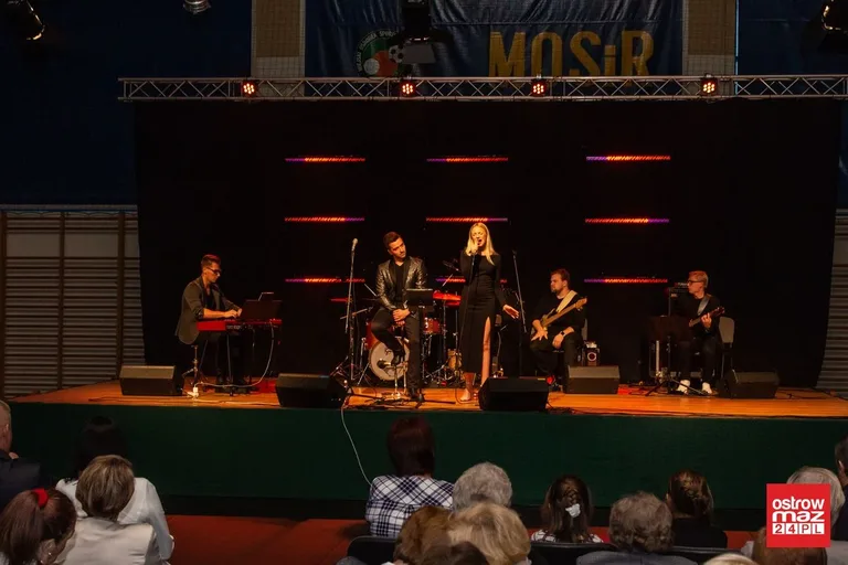 Piękna Basia Kurdej-Szatan zaśpiewała w Ostrowi Mazowieckiej (zdjęcia, wideo)