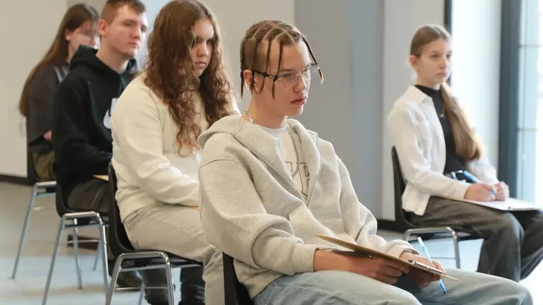 Ale pułapki w dyktandzie w Ostrowi. Pisały dzieci, pisali dorośli (zdjęcia, wideo)
