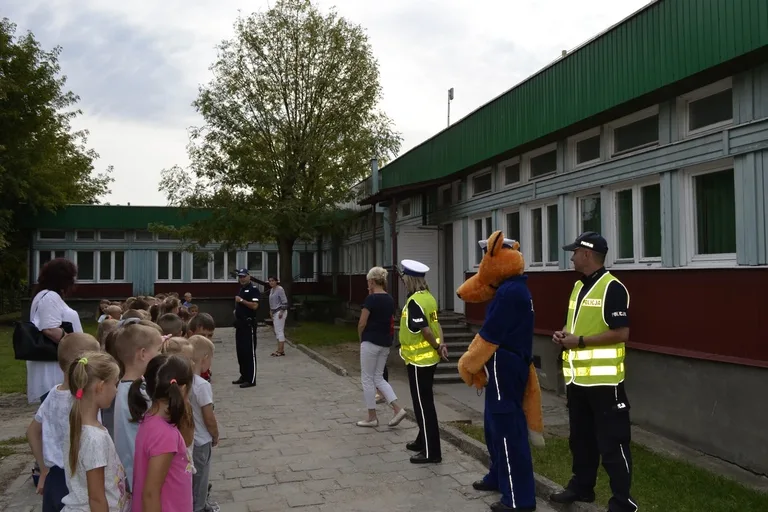 Dzieci uczyły się przechodzić przez jezdnię (zdjęcia)
