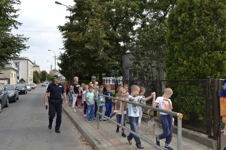 Dzieci uczyły się przechodzić przez jezdnię (zdjęcia)