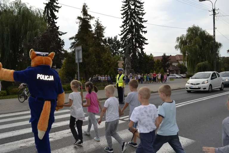 Dzieci uczyły się przechodzić przez jezdnię (zdjęcia)
