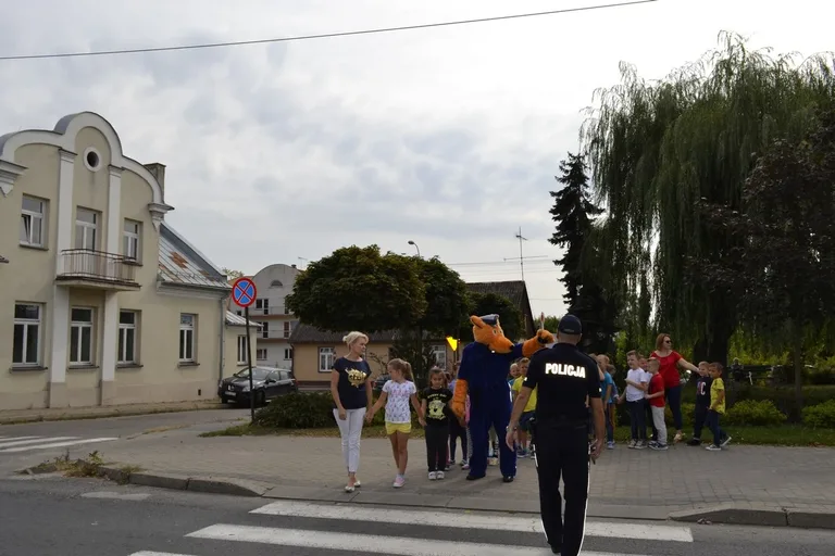 Dzieci uczyły się przechodzić przez jezdnię (zdjęcia)