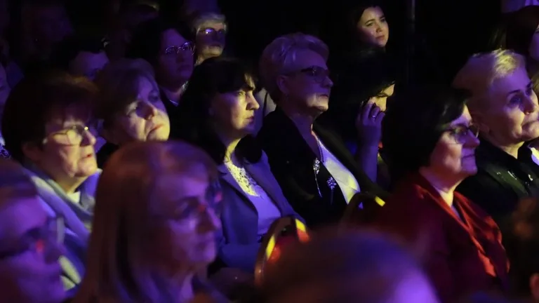 Dziś nie ma pecha. Dziś są kwiaty, muzyka i śpiew. Mieszkańcy Szulborza Wielkiego świętowali Dzień Kobiet (zdjęcia, wideo)