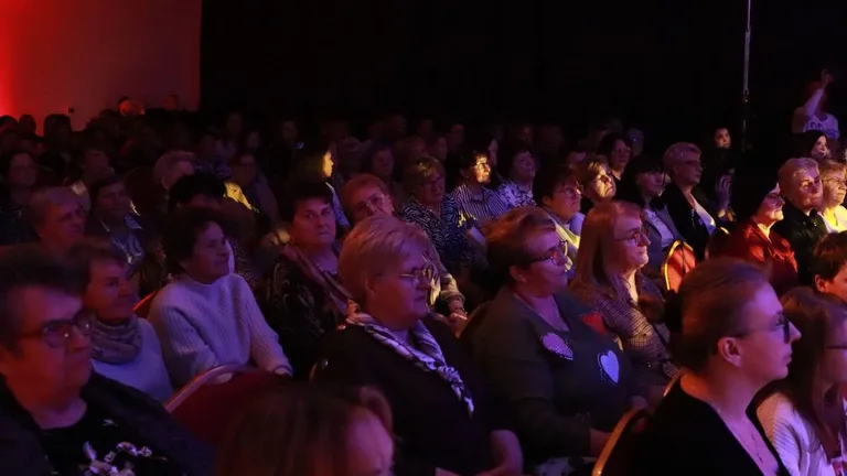 Dziś nie ma pecha. Dziś są kwiaty, muzyka i śpiew. Mieszkańcy Szulborza Wielkiego świętowali Dzień Kobiet (zdjęcia, wideo)