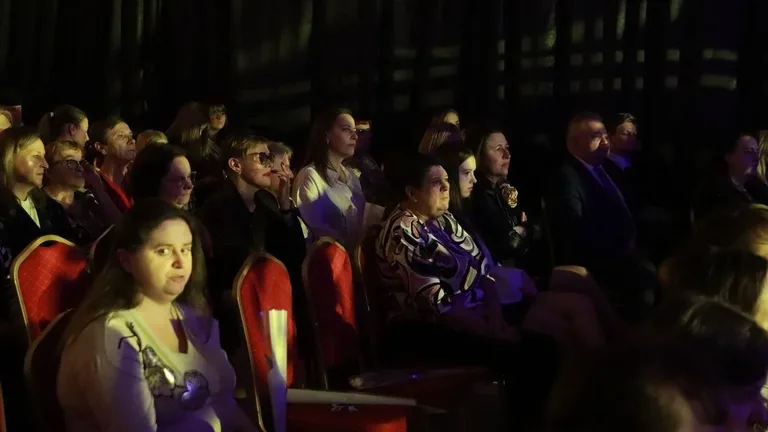 Dziś nie ma pecha. Dziś są kwiaty, muzyka i śpiew. Mieszkańcy Szulborza Wielkiego świętowali Dzień Kobiet (zdjęcia, wideo)