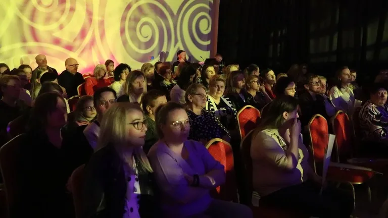 Dziś nie ma pecha. Dziś są kwiaty, muzyka i śpiew. Mieszkańcy Szulborza Wielkiego świętowali Dzień Kobiet (zdjęcia, wideo)