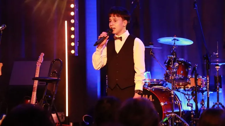Dziś nie ma pecha. Dziś są kwiaty, muzyka i śpiew. Mieszkańcy Szulborza Wielkiego świętowali Dzień Kobiet (zdjęcia, wideo)