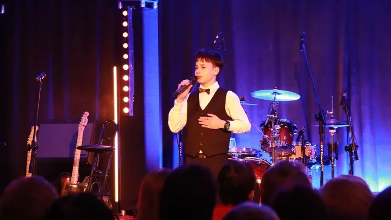 Dziś nie ma pecha. Dziś są kwiaty, muzyka i śpiew. Mieszkańcy Szulborza Wielkiego świętowali Dzień Kobiet (zdjęcia, wideo)