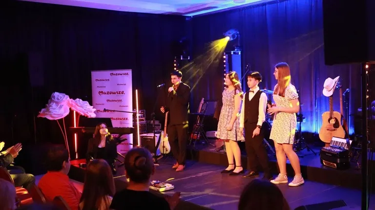 Dziś nie ma pecha. Dziś są kwiaty, muzyka i śpiew. Mieszkańcy Szulborza Wielkiego świętowali Dzień Kobiet (zdjęcia, wideo)