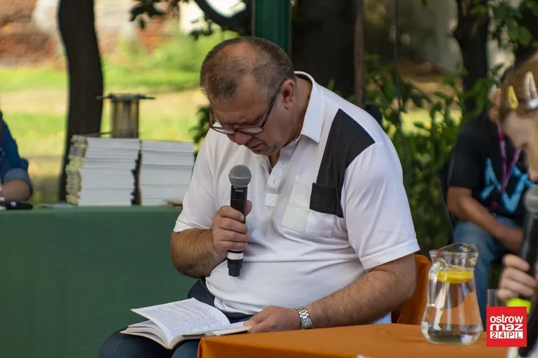 Narodowe Czytanie w letnim ogrodzie biblioteki (zdjęcia)
