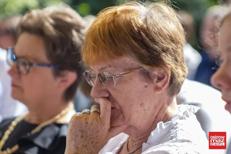 Narodowe Czytanie w letnim ogrodzie biblioteki (zdjęcia)