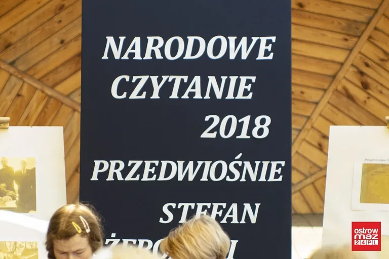 Narodowe Czytanie w letnim ogrodzie biblioteki (zdjęcia)