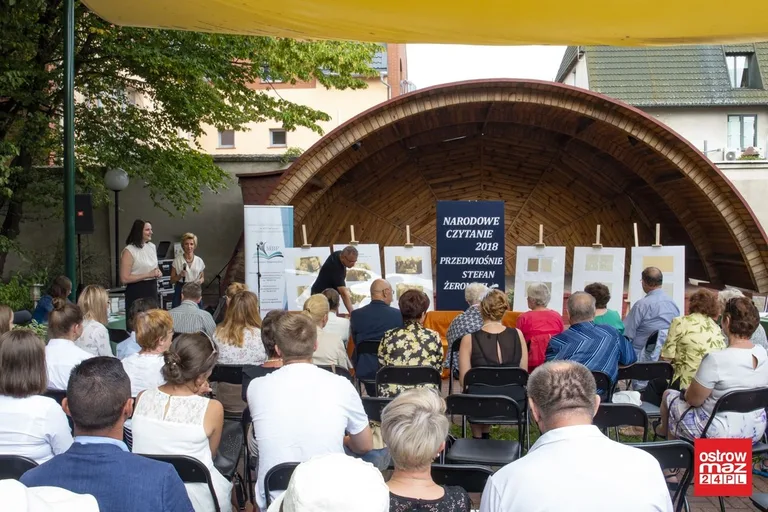 Narodowe Czytanie w letnim ogrodzie biblioteki (zdjęcia)