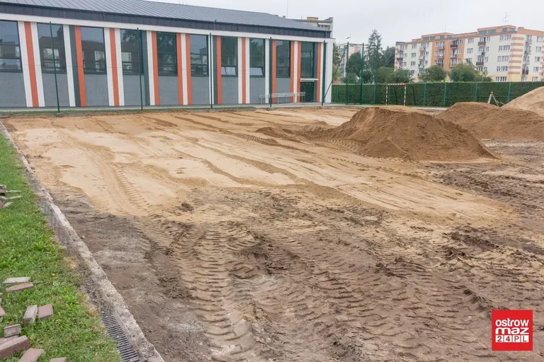 Trwa budowa boiska wielofunkcyjnego przy "Koperniczku" (zdjęcia)