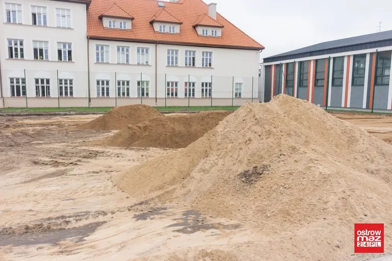Trwa budowa boiska wielofunkcyjnego przy "Koperniczku" (zdjęcia)