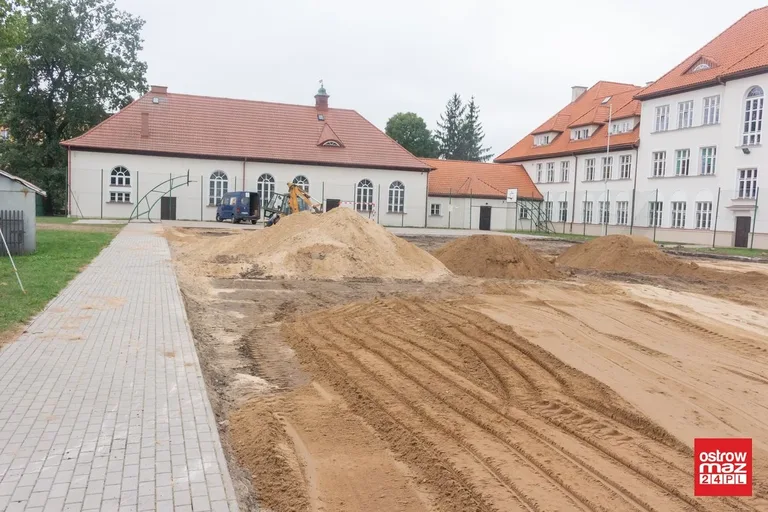 Trwa budowa boiska wielofunkcyjnego przy "Koperniczku" (zdjęcia)
