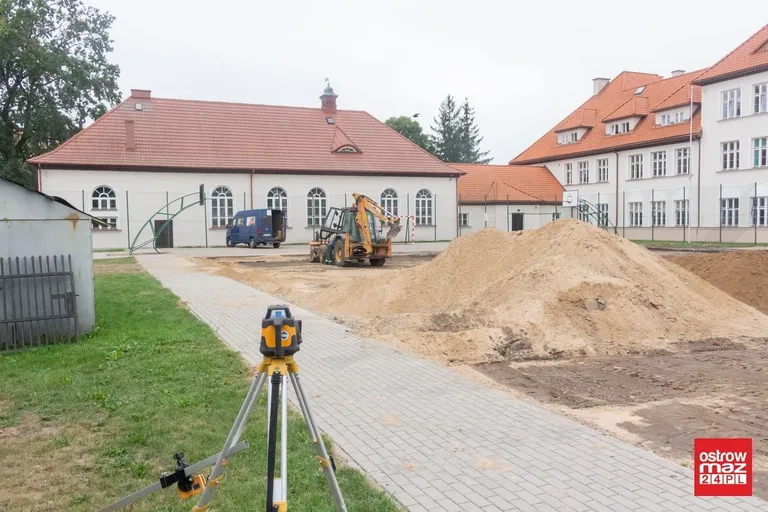 Trwa budowa boiska wielofunkcyjnego przy "Koperniczku" (zdjęcia)