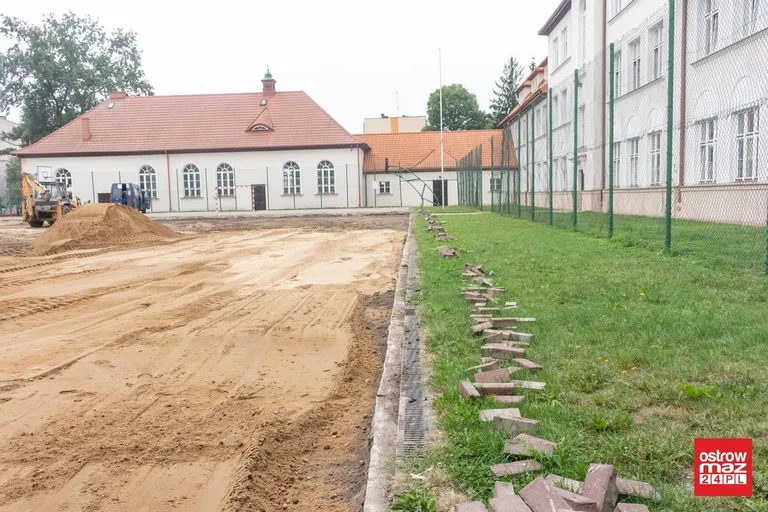 Trwa budowa boiska wielofunkcyjnego przy "Koperniczku" (zdjęcia)