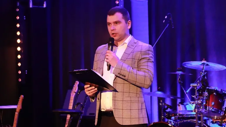 Dziś nie ma pecha. Dziś są kwiaty, muzyka i śpiew. Mieszkańcy Szulborza Wielkiego świętowali Dzień Kobiet (zdjęcia, wideo)
