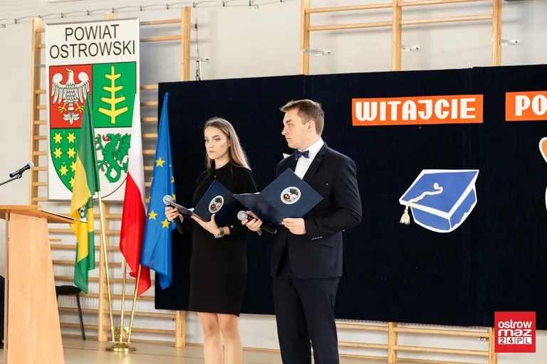 Ostrowskie liceum znów pełne. Uczniowie rozpoczęli rok szkolny (zdjęcia)
