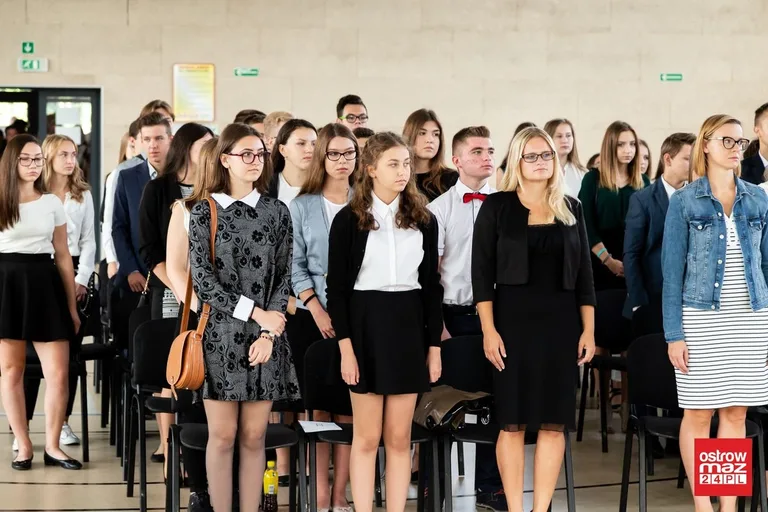 Ostrowskie liceum znów pełne. Uczniowie rozpoczęli rok szkolny (zdjęcia)