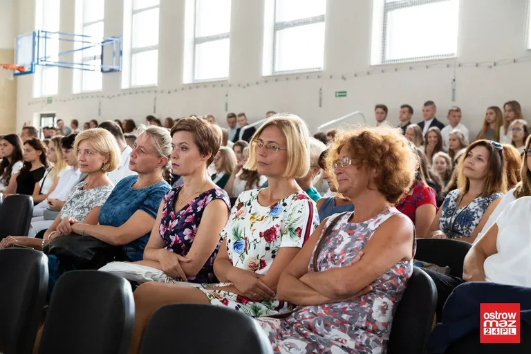 Ostrowskie liceum znów pełne. Uczniowie rozpoczęli rok szkolny (zdjęcia)