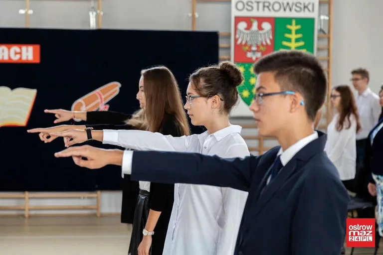 Ostrowskie liceum znów pełne. Uczniowie rozpoczęli rok szkolny (zdjęcia)